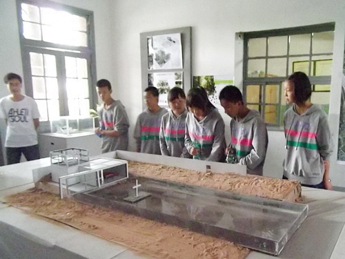 用爱心抚慰心灵，用知识启迪人生---八名舟曲灾区高一新生来校体验大学生活